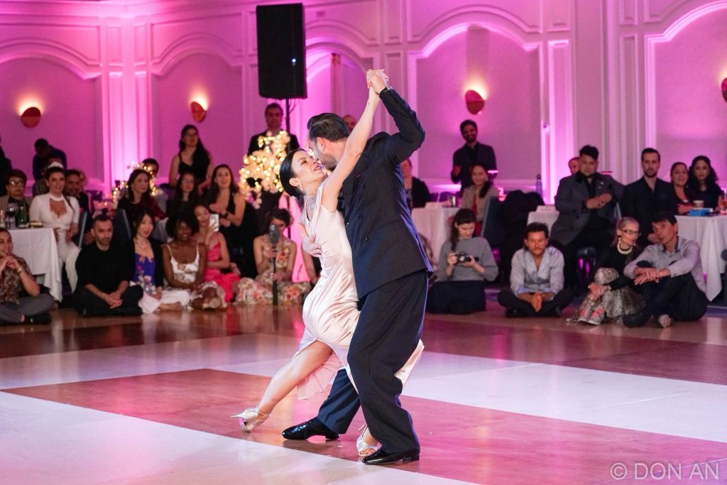 Fausto Carpino & Stephanie Fesneau Bailando en una de las milongas SoCal 2025.